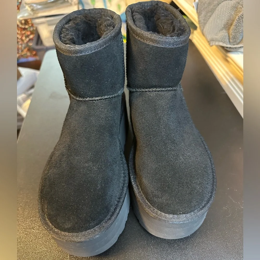 UGG Classic Classic Mini Platform boot in black.  Size 6.  Excellent condition. - Picture 3 of 14